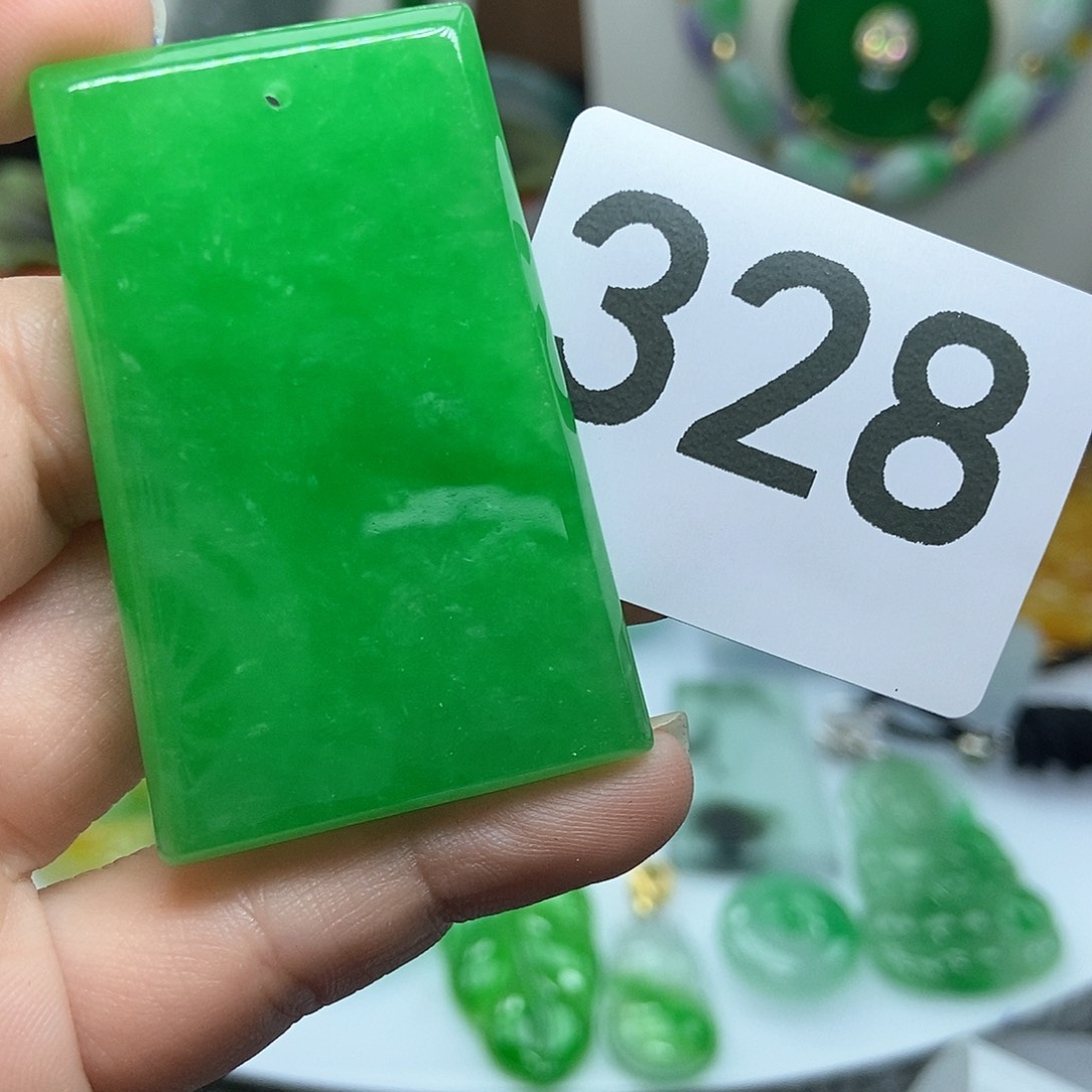 翡翠吊坠(赠链)未镶嵌