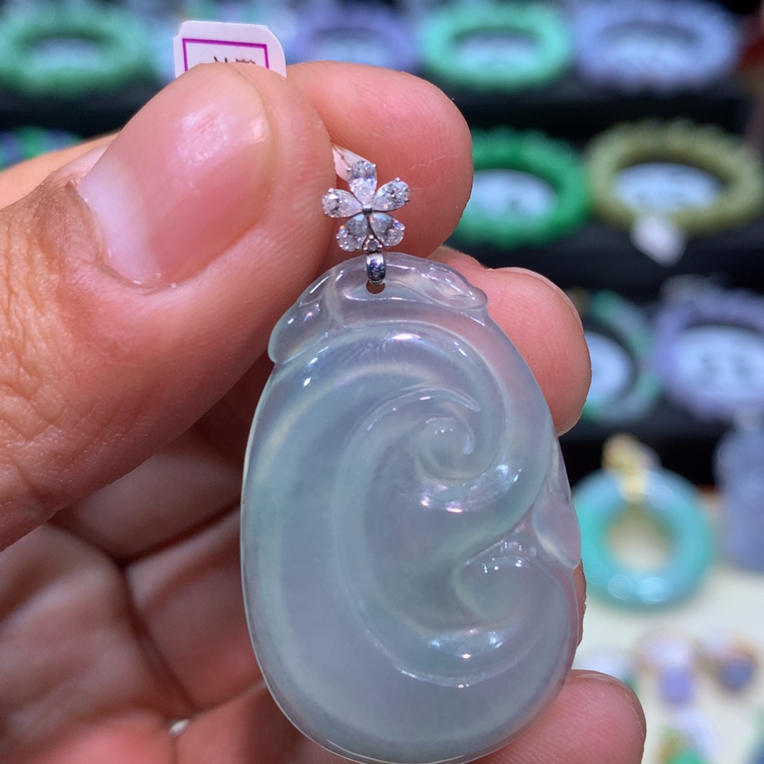 翡翠18K金镶嵌颈饰