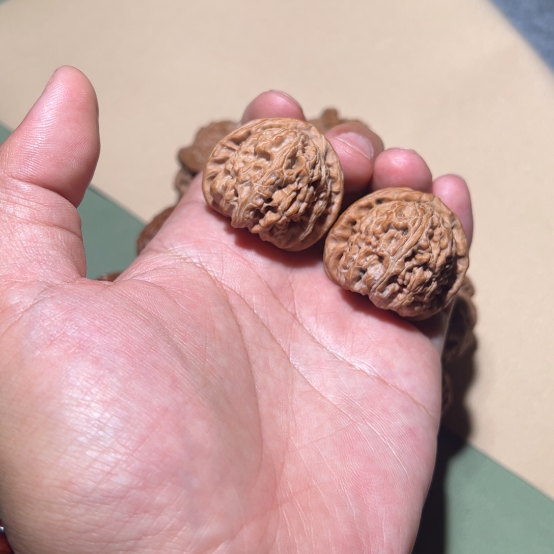 小****桃核把件36白狮子球白