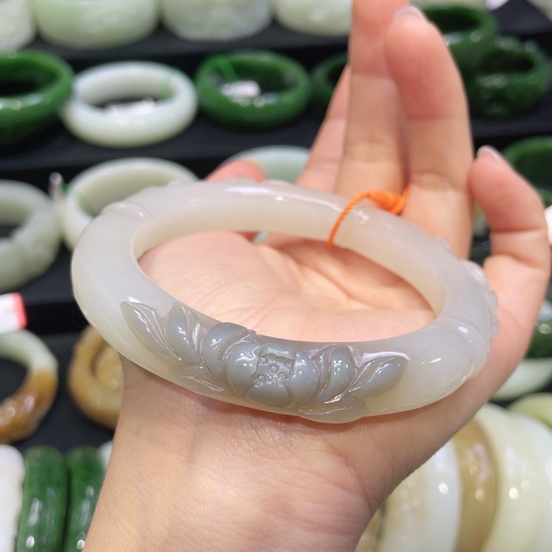 未镶嵌手镯和田玉普****?63。    圈口62