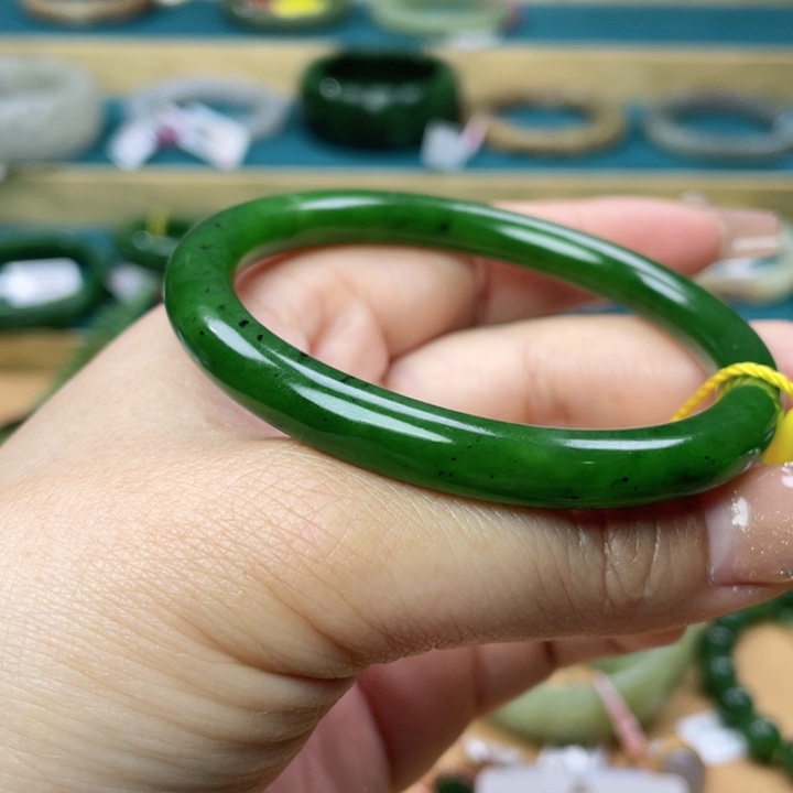 和田玉手镯58圈口。编号62未镶嵌