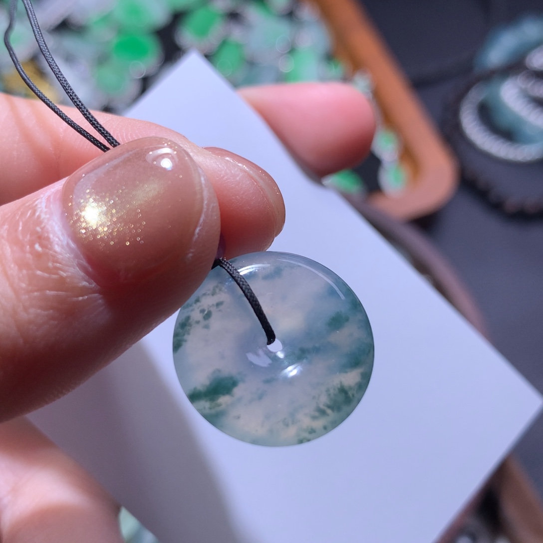 翡翠18K金镶嵌颈饰水墨画平安扣