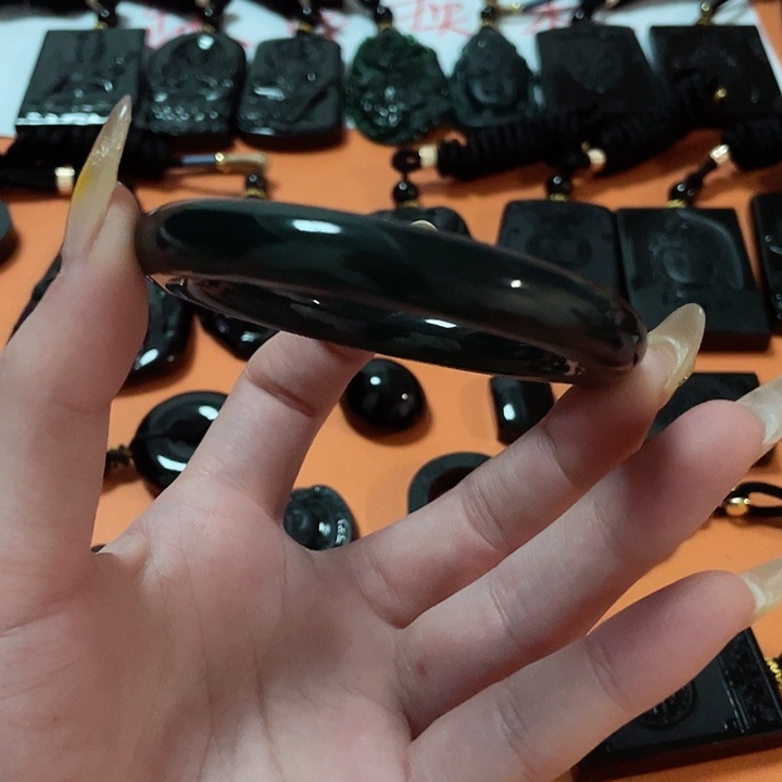 翡翠颈饰未镶嵌我****?