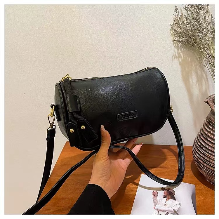 8824黑色单肩斜挎包