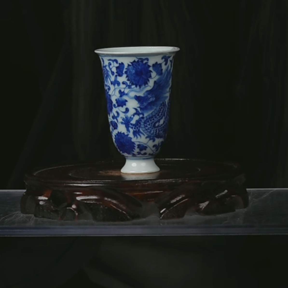 M青花龙穿莲纹闻香杯