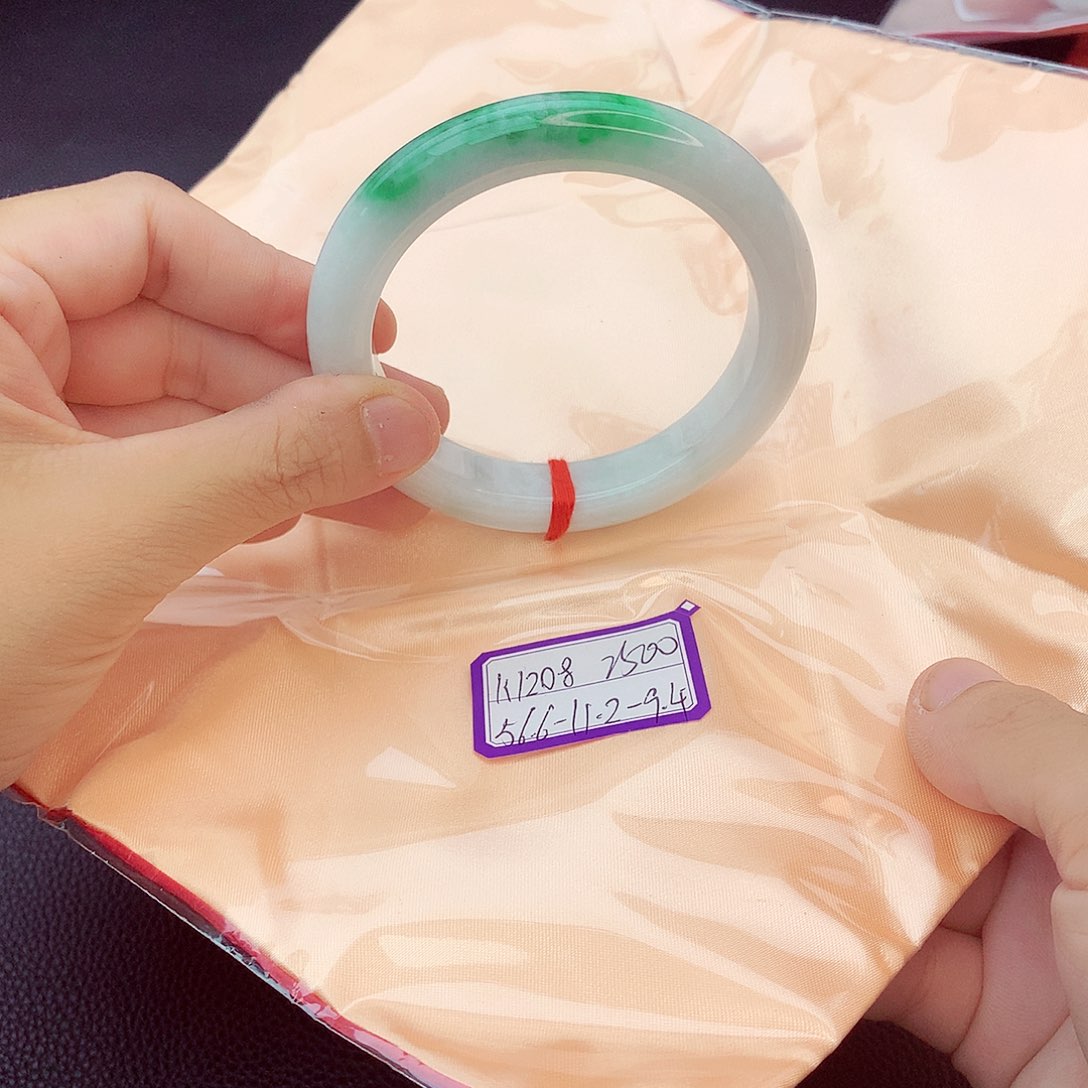 翡翠手镯未镶嵌翡翠