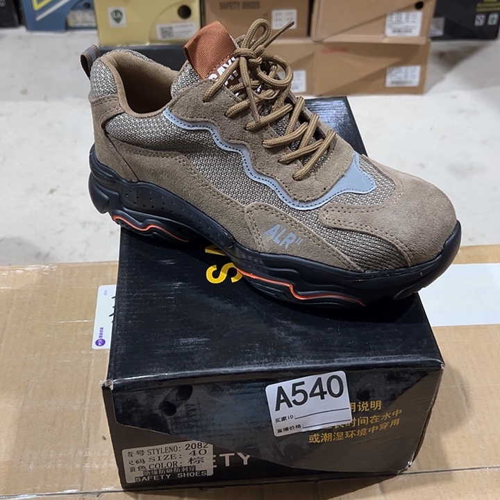 编码540号。40码防砸防刺劳保鞋。