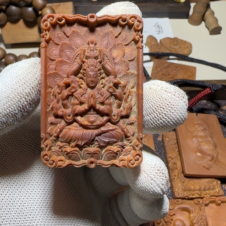 老山檀香461雕刻边框手观音奶香吊坠