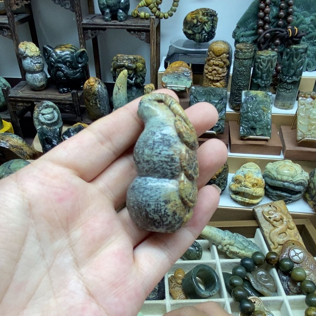 未镶嵌岫岩河磨玉（透闪石质玉）把件