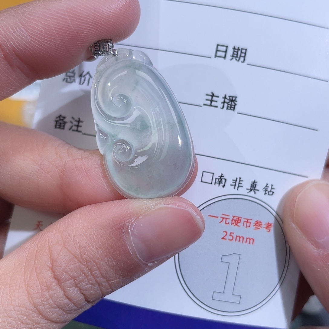 翡翠18K金镶嵌颈饰如意