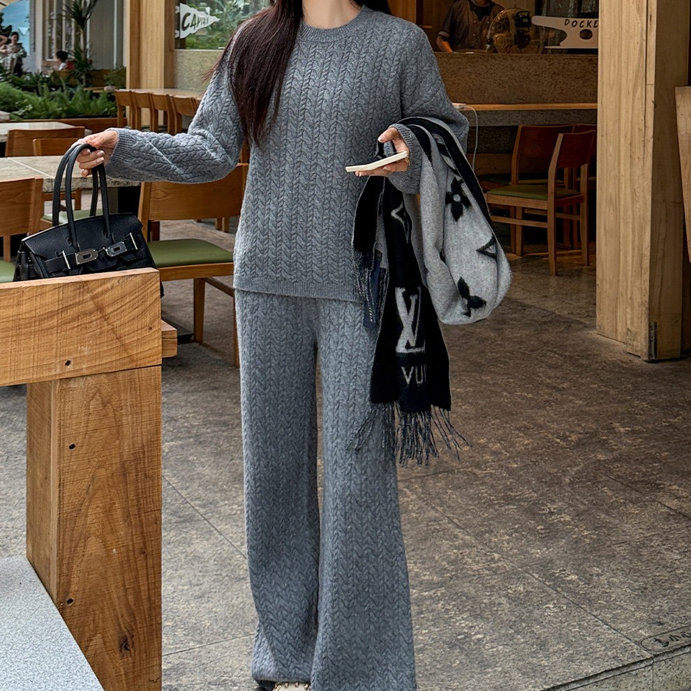 Y-092圆领套头加显瘦厚麻花休闲套装女针织衫