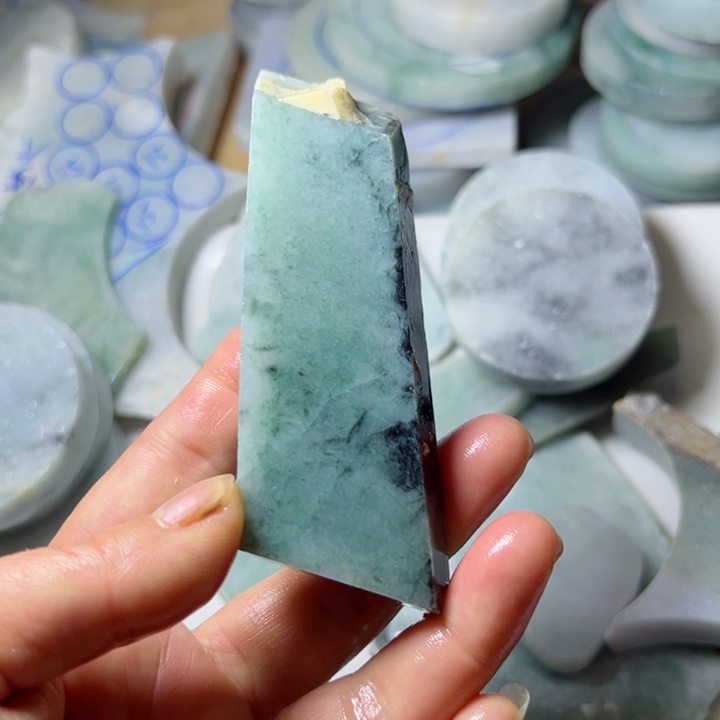 翡翠颈饰未镶嵌翡翠片料