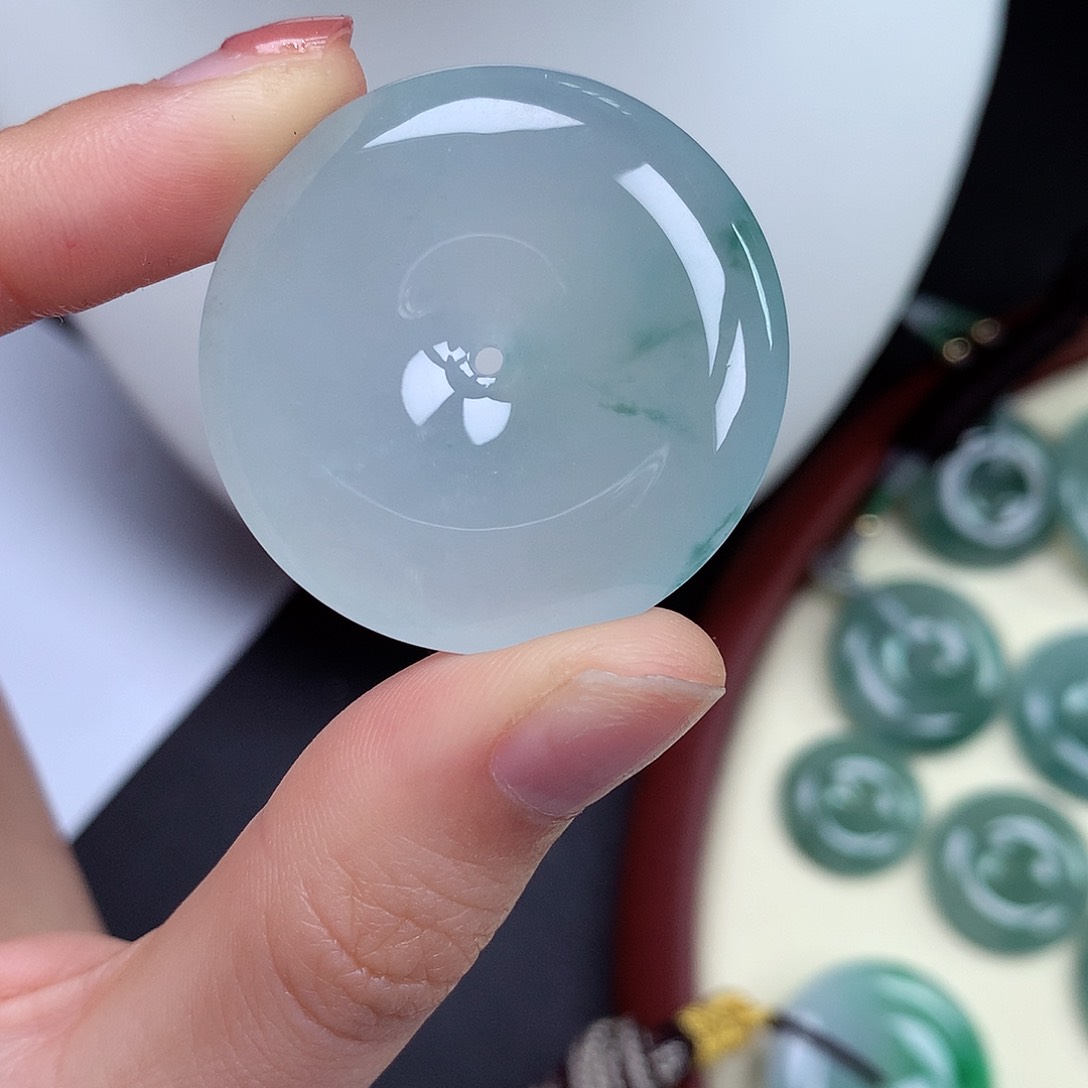 翡翠颈饰未镶嵌平安扣