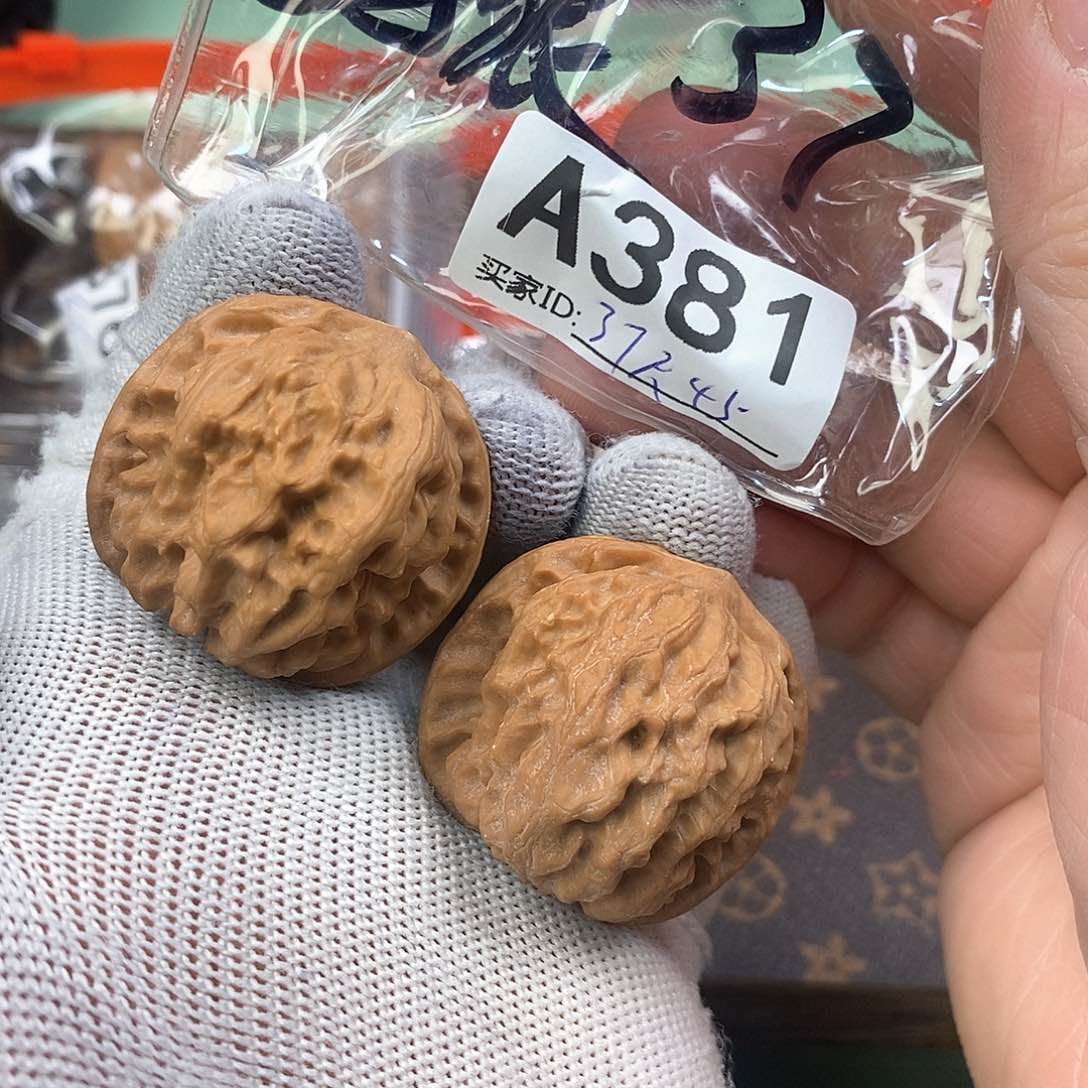 桃核把件野狼37尺。