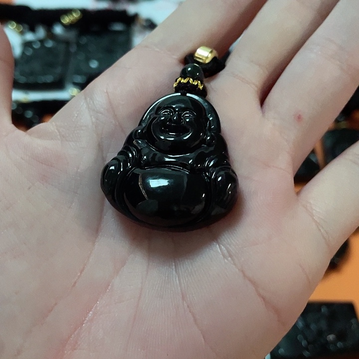 翡翠颈饰未镶嵌浅***中