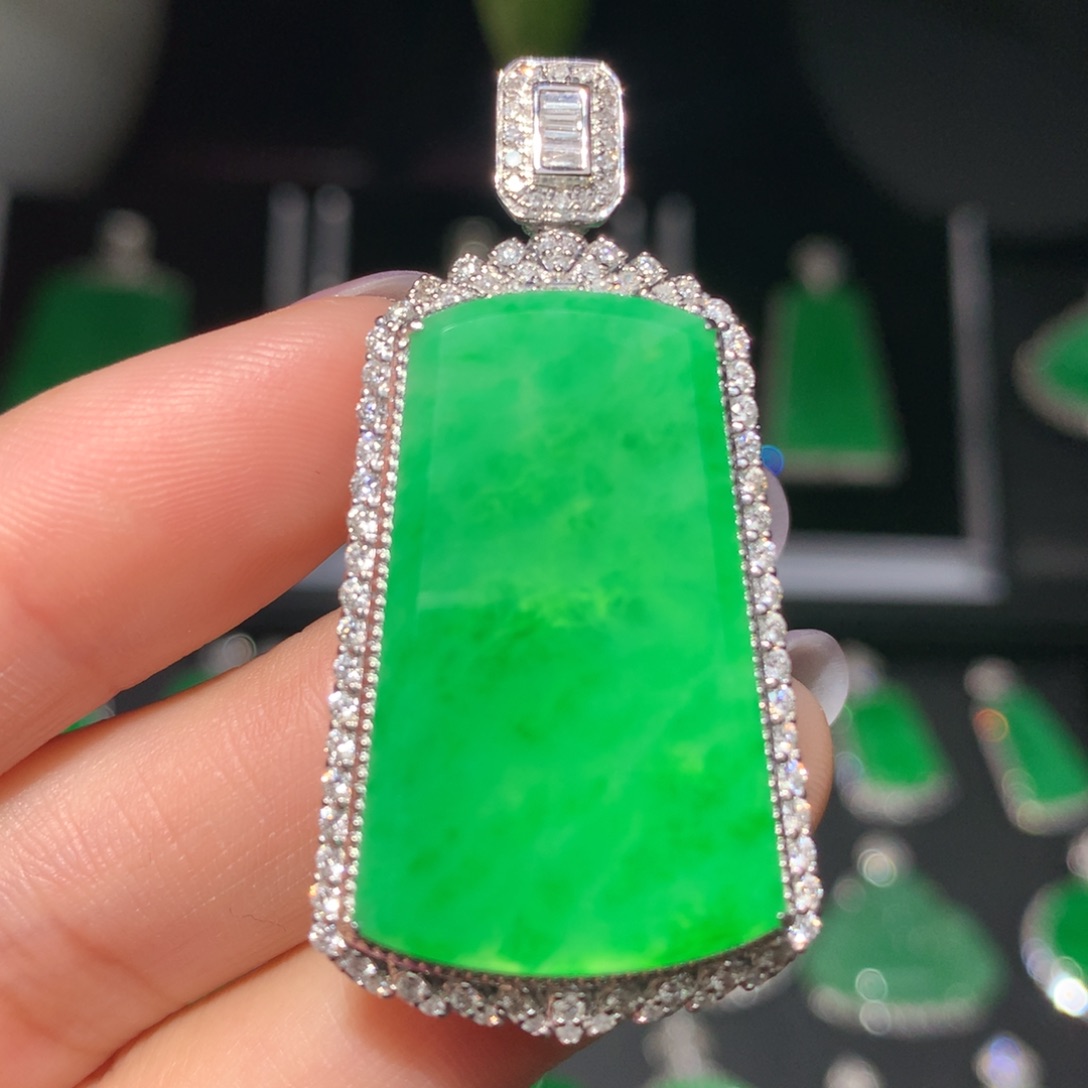 翡翠颈饰18K金镶嵌翡翠