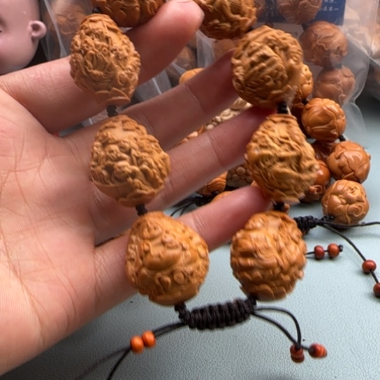 橄榄核手串晚**阳雕刻工艺