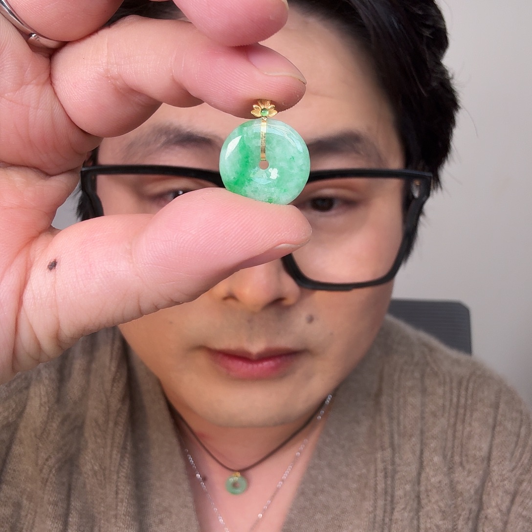 翡翠18K金镶嵌颈饰一件