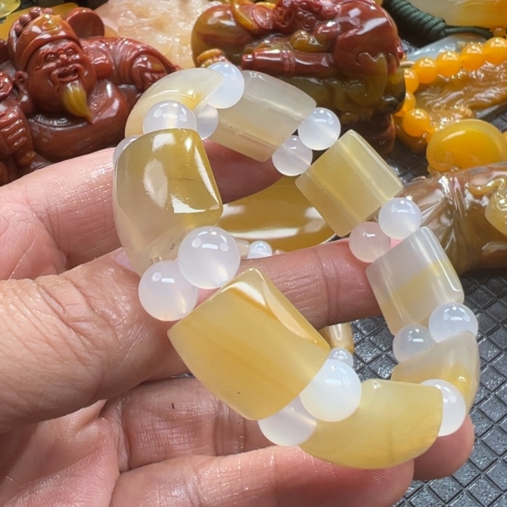 石英质玉（黄龙玉）颈饰未镶嵌