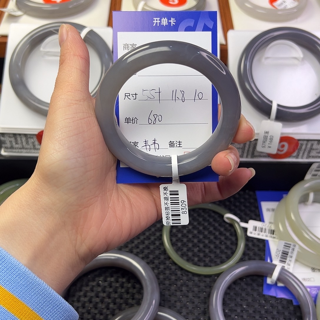 *****和田玉未镶嵌手镯