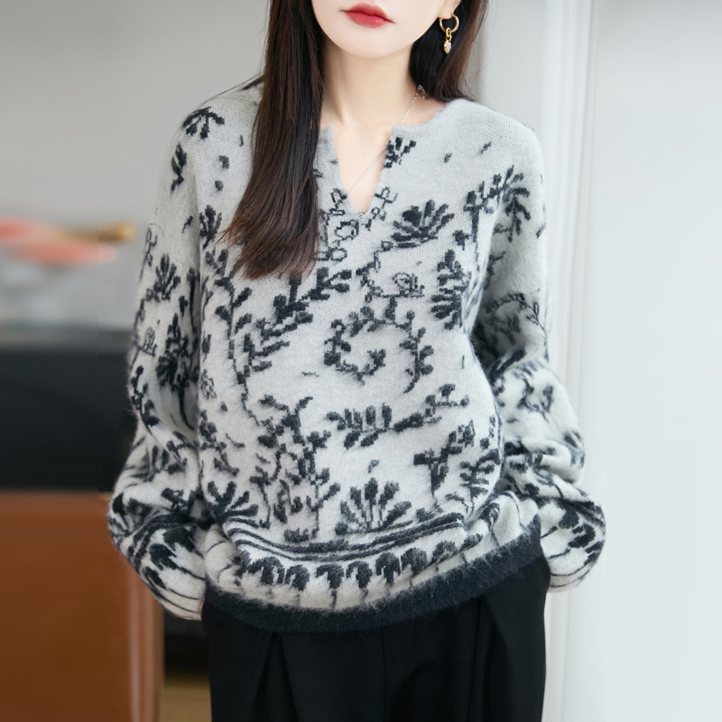 专柜高定版拉毛复古青花瓷提花V领长袖慵懒风宽松毛衣女套头大码