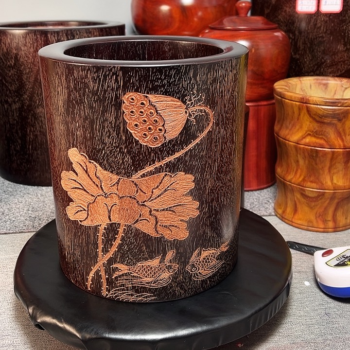 ＇***紫檀红木高油性大笔筒