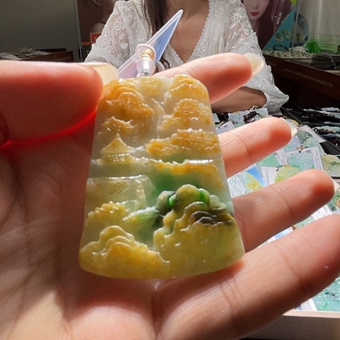 翡翠未镶嵌颈饰一个