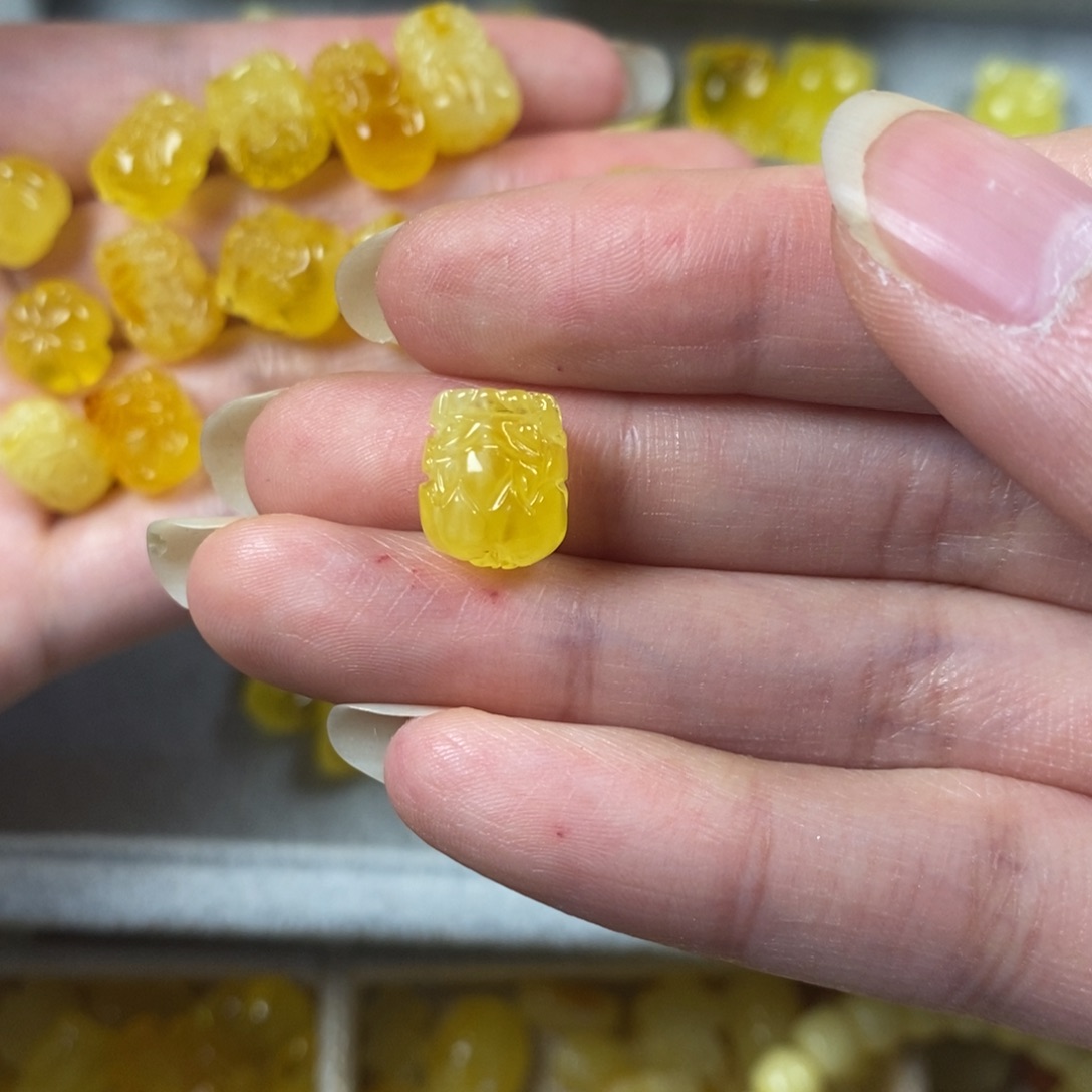 琥珀裸石未镶嵌巧**豆貔貅