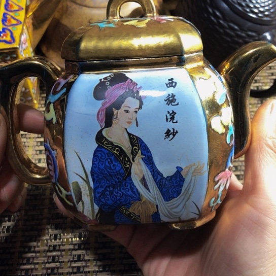 紫砂茶壶原矿泥料手工制作的紫砂壶。