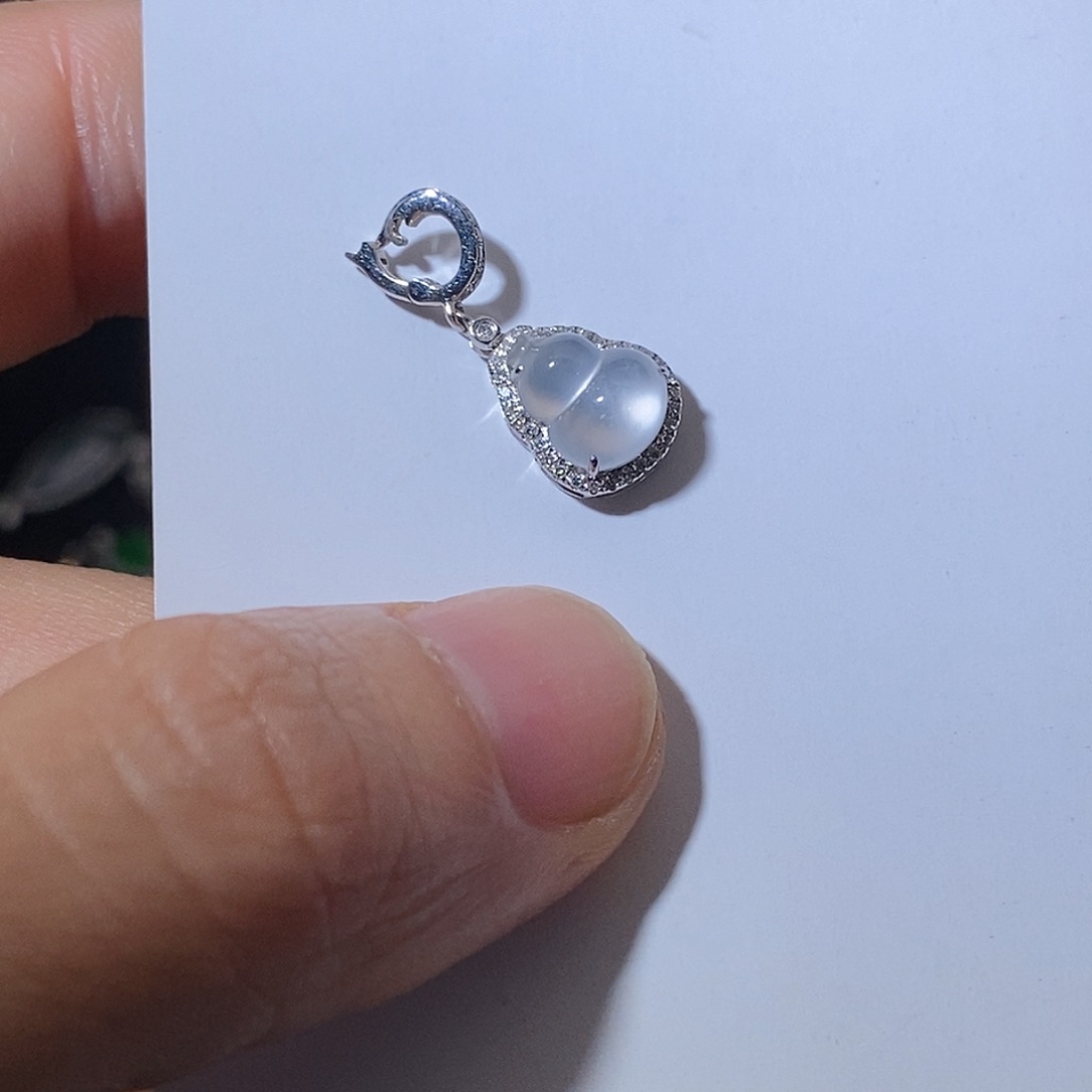 翡翠18K金镶嵌颈饰葫芦