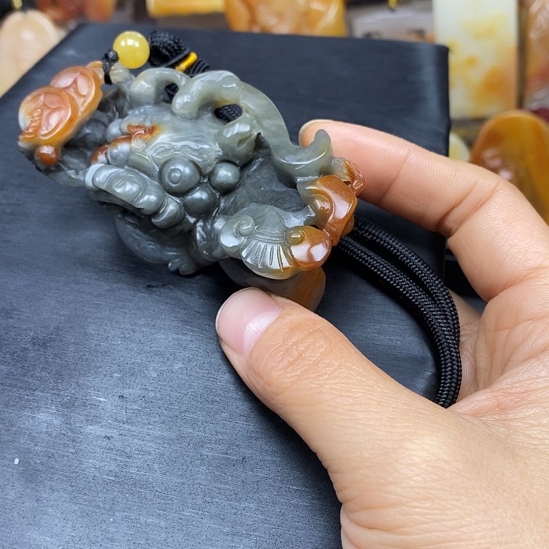 石英质玉（黄龙玉）颈饰未镶嵌