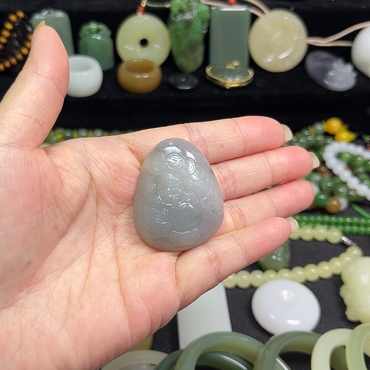 手工雕刻青花财神吊坠