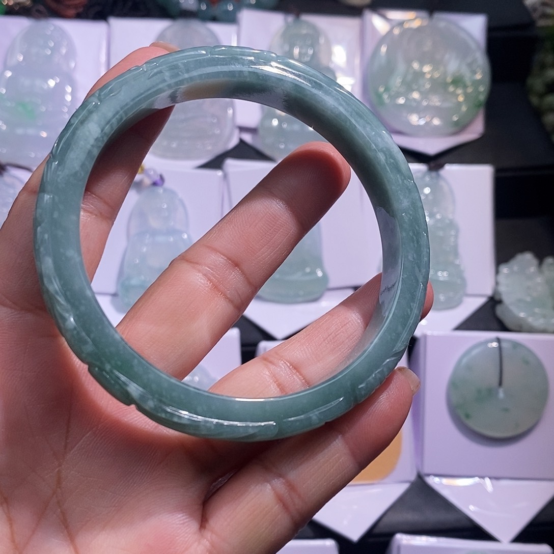 翡翠未镶嵌颈饰手镯