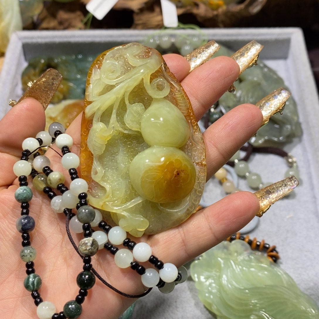 蛇纹石玉颈饰未镶嵌