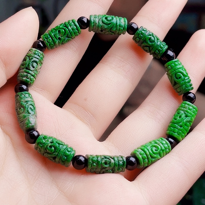 翡翠未镶嵌颈饰多样性