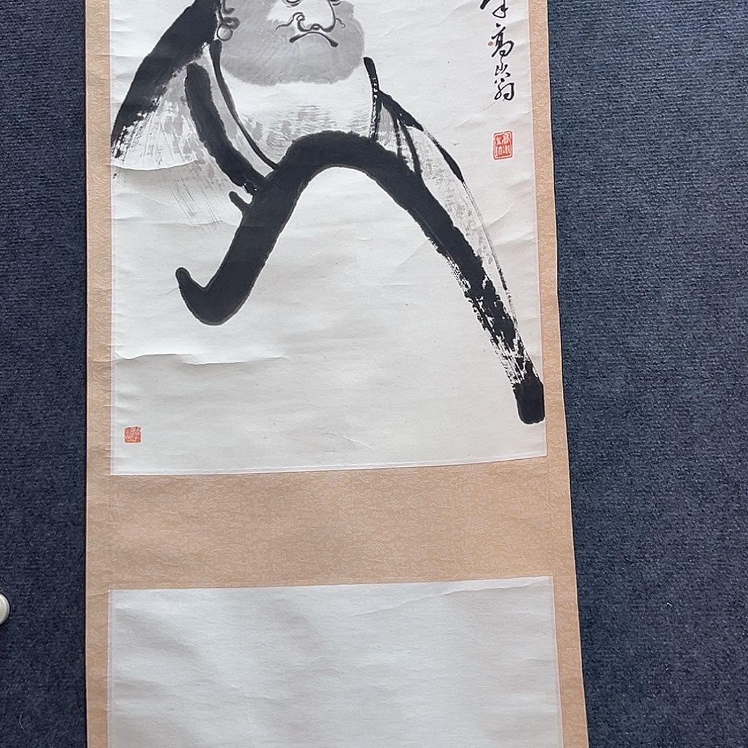 隔空玻璃是用金属做成了塑料