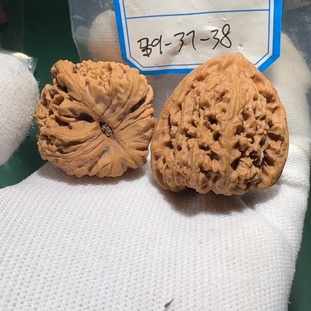 r***r吊坠文玩核桃45号三角凹有黄