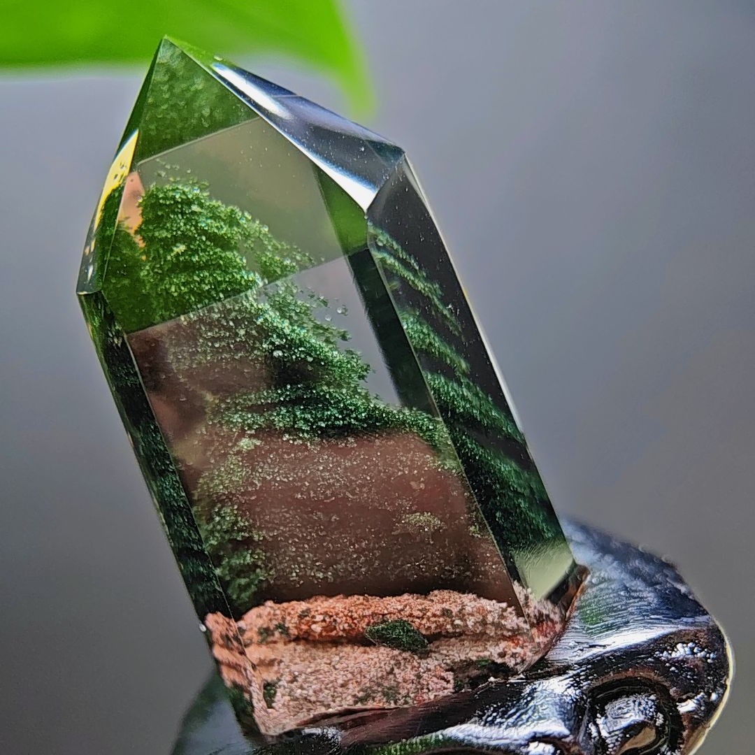 天然绿幽灵千层金字塔摆件手把件男女款简约时尚款