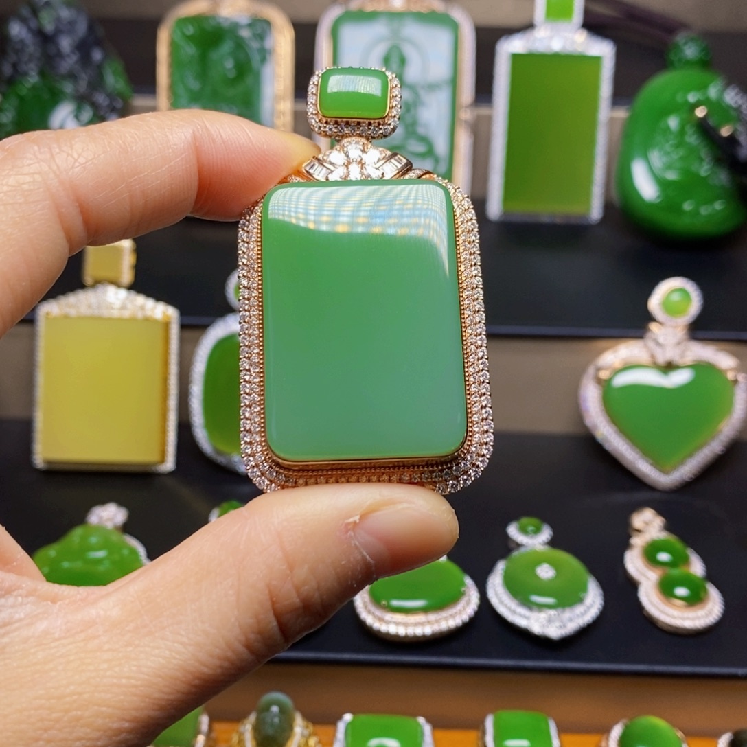 实***人和田玉18K金镶嵌挂件