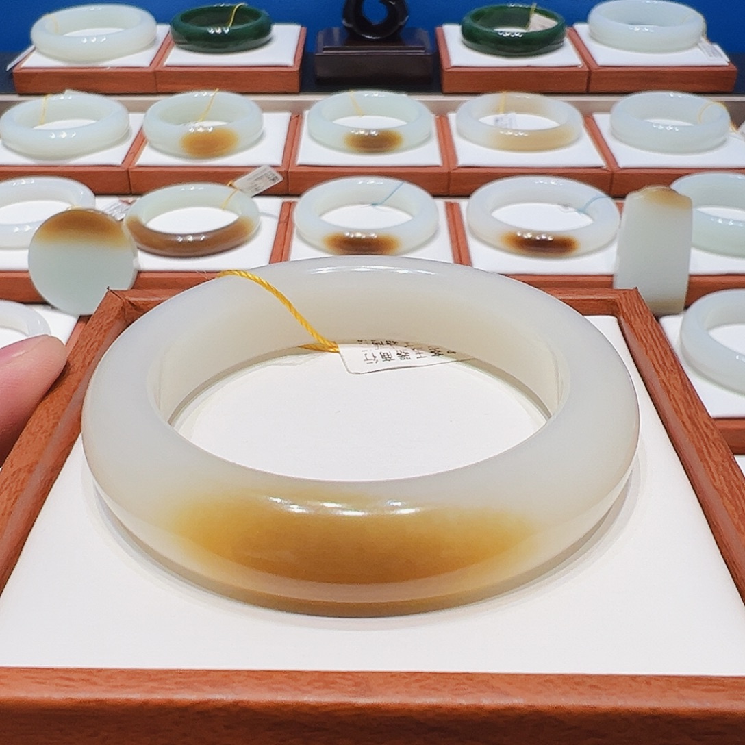 和田玉未镶嵌手镯且末一口金蜜糖