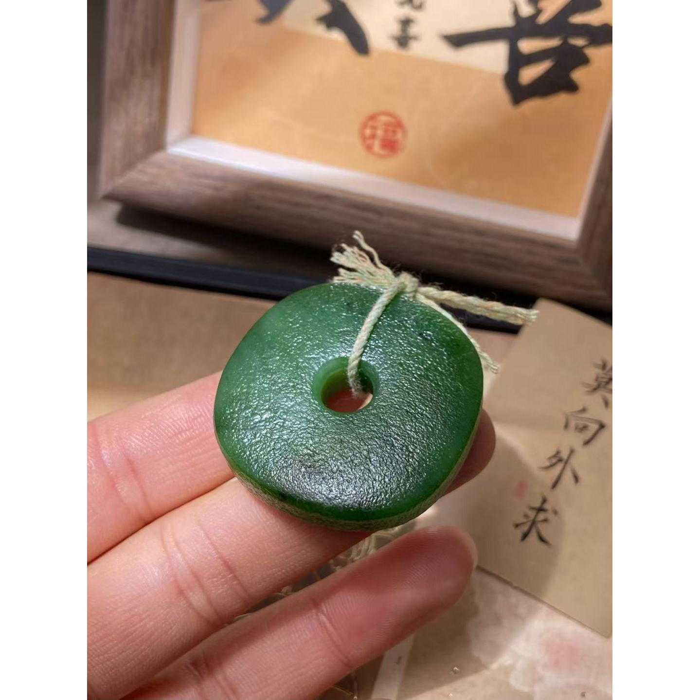 和田玉｜俄七老矿菠菜绿吊坠37*36.8*9.7mm菠菜绿光泽超美表面纹理