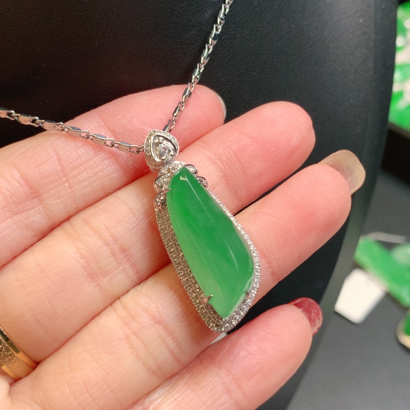 【闪购商品】翡翠吊坠(赠链)18K金镶嵌