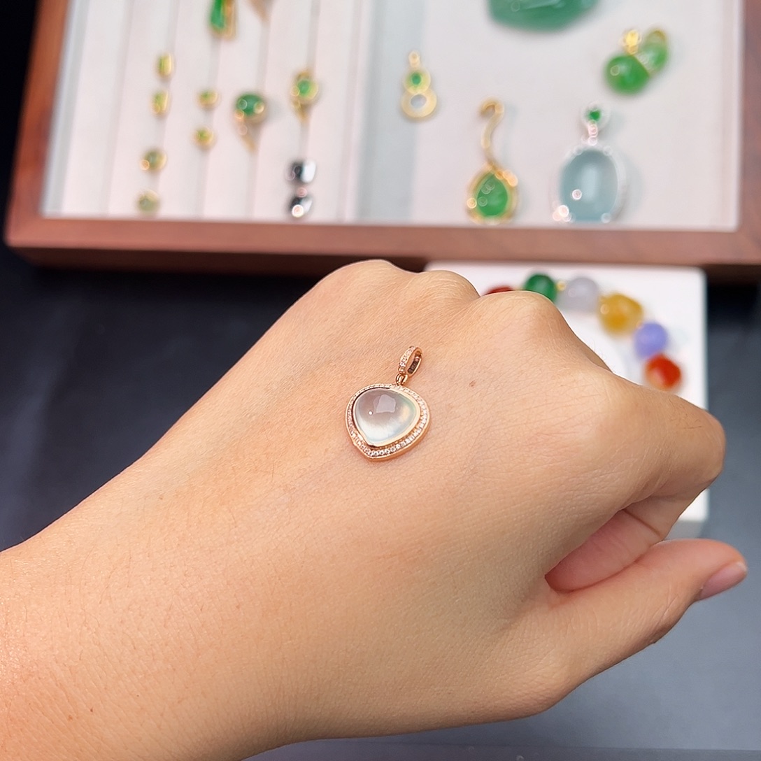 翡翠18K金镶嵌颈饰  