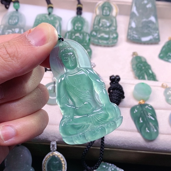 翡翠颈饰未镶嵌翡翠