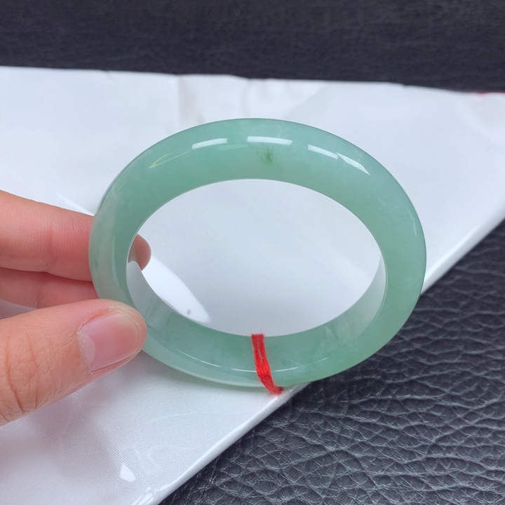 翡翠手镯未镶嵌?***之。