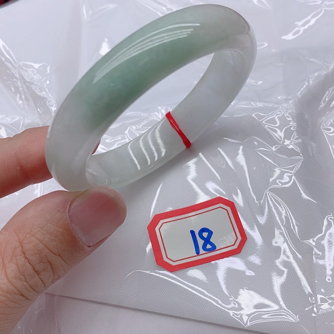 翡翠手镯未镶嵌满****红188888888