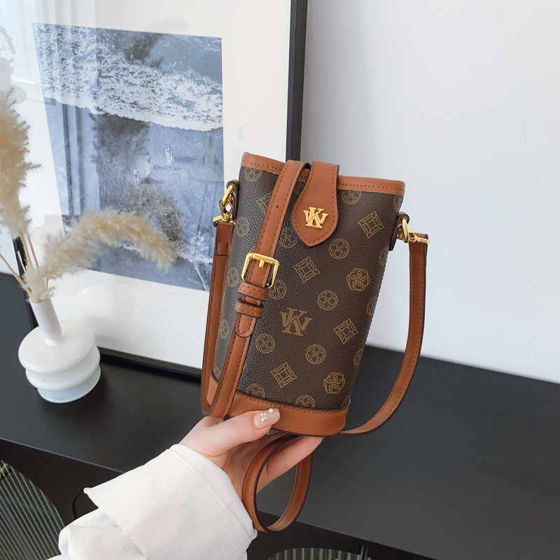 香港真皮质感手机包高级感斜挎包包女2025新款设计感迷你单肩小包