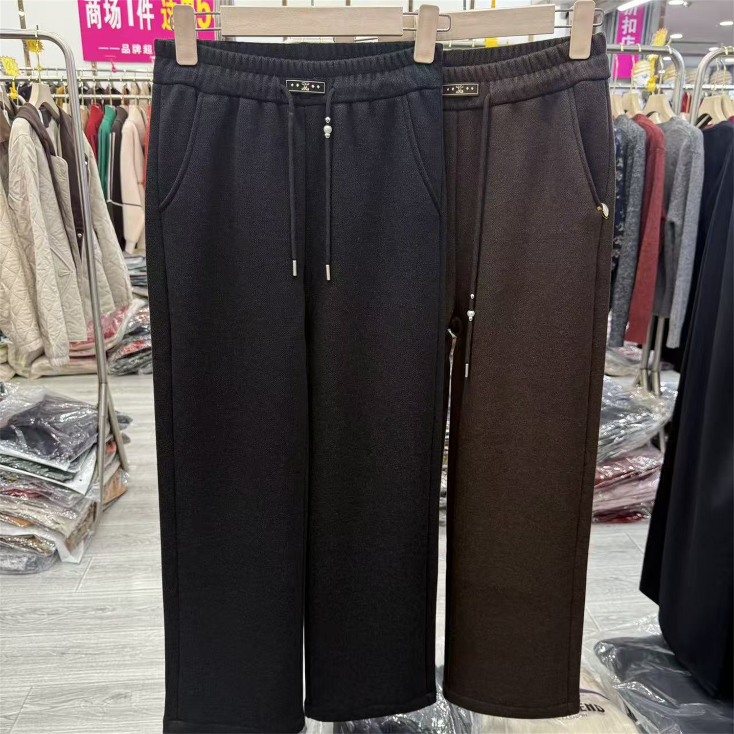 中年妈妈裤子2025新款女冬季加绒加厚直筒阔腿裤黑色显瘦洋气长裤
