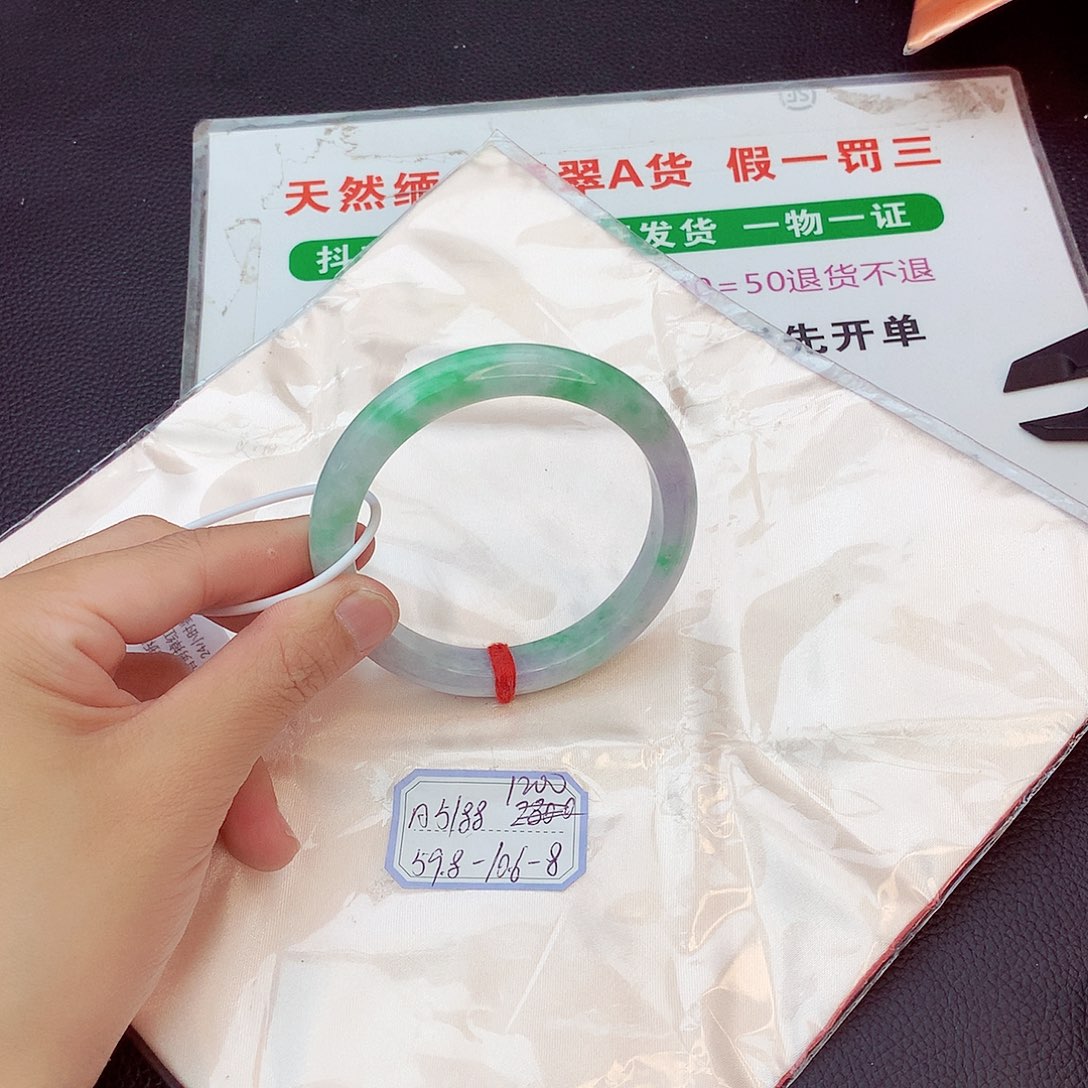 翡翠手镯未镶嵌翡翠