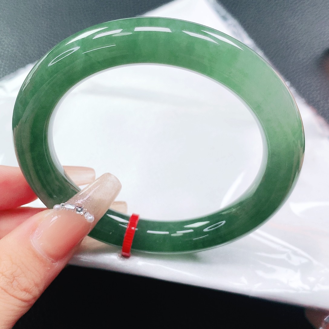 翡翠手镯未镶嵌54圈